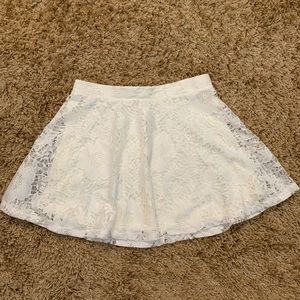 White Lace Skirt. Aeropostale (M)